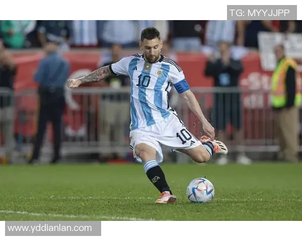 国外足球明星街头出行引发粉丝围观视频记录精彩瞬间